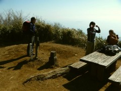 2/3岩戸山頂から初島がポツンと見えた