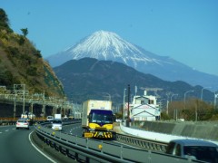 サッタ峠の下をバスで通過