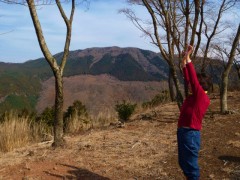 鉢の山から三筋山を望む